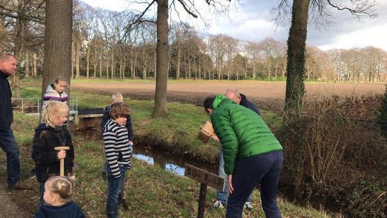 Vrijwilligers aan het werk in de berm